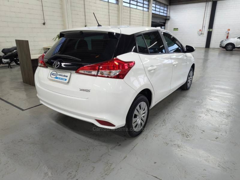 TOYOTA - YARIS - 2023/2023 - Branca - R$ 89.900,00