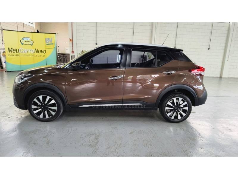 NISSAN - KICKS - 2017/2018 - Marrom - R$ 86.900,00