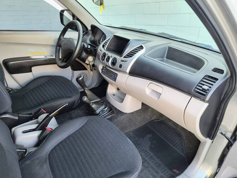 MITSUBISHI - L200 TRITON - 2012/2013 - Prata - R$ 95.900,00