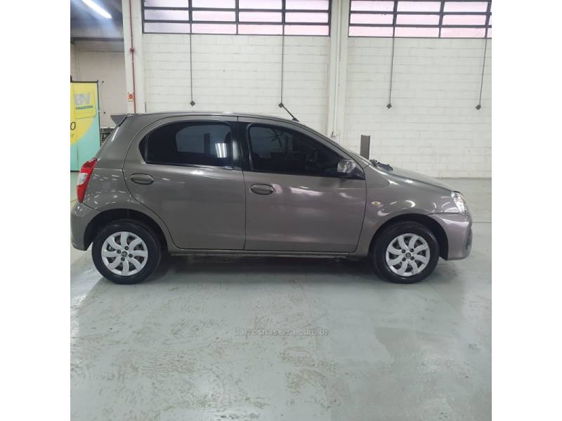 TOYOTA - ETIOS - 2017/2018 - Cinza - R$ 57.900,00