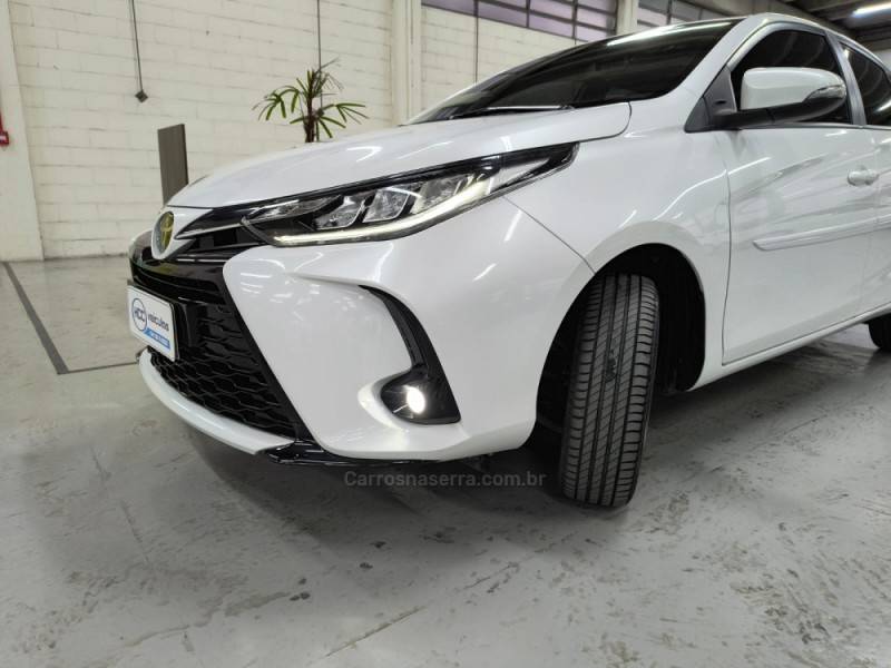 TOYOTA - YARIS - 2022/2023 - Branca - R$ 105.900,00