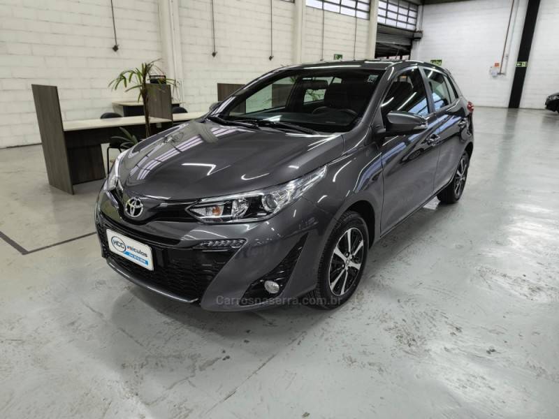 TOYOTA - YARIS - 2021/2022 - Cinza - R$ 97.900,00