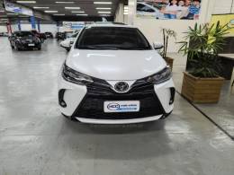 TOYOTA - YARIS - 2022/2023 - Branca - R$ 105.900,00