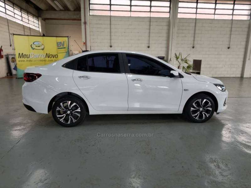 CHEVROLET - ONIX - 2022/2023 - Branca - R$ 99.900,00