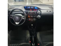 TOYOTA - ETIOS - 2017/2018 - Cinza - R$ 57.900,00