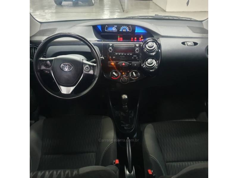 TOYOTA - ETIOS - 2017/2018 - Cinza - R$ 57.900,00