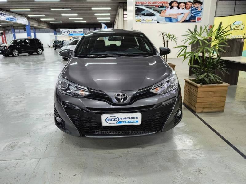 TOYOTA - YARIS - 2021/2022 - Cinza - R$ 97.900,00