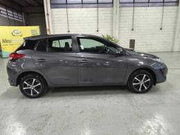 TOYOTA - YARIS - 2021/2022 - Cinza - R$ 97.900,00