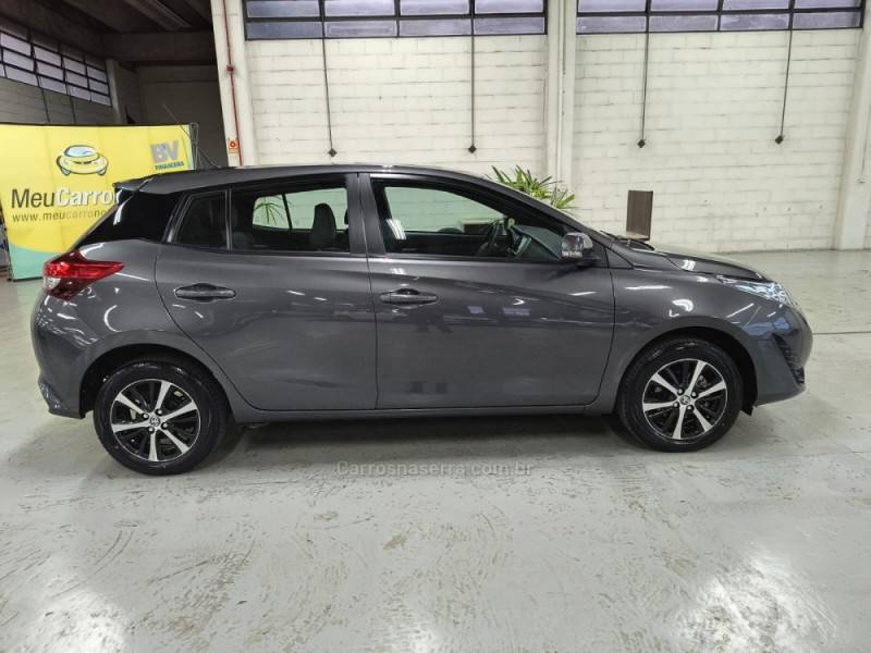 TOYOTA - YARIS - 2021/2022 - Cinza - R$ 97.900,00