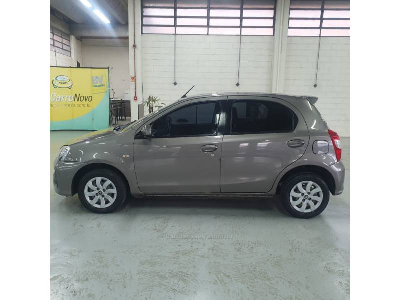 TOYOTA - ETIOS - 2017/2018 - Cinza - R$ 57.900,00