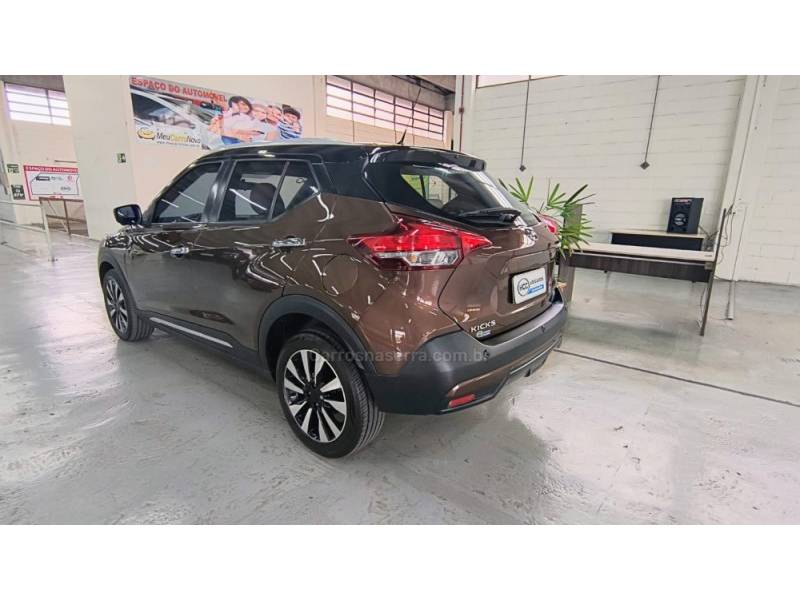 NISSAN - KICKS - 2017/2018 - Marrom - R$ 86.900,00