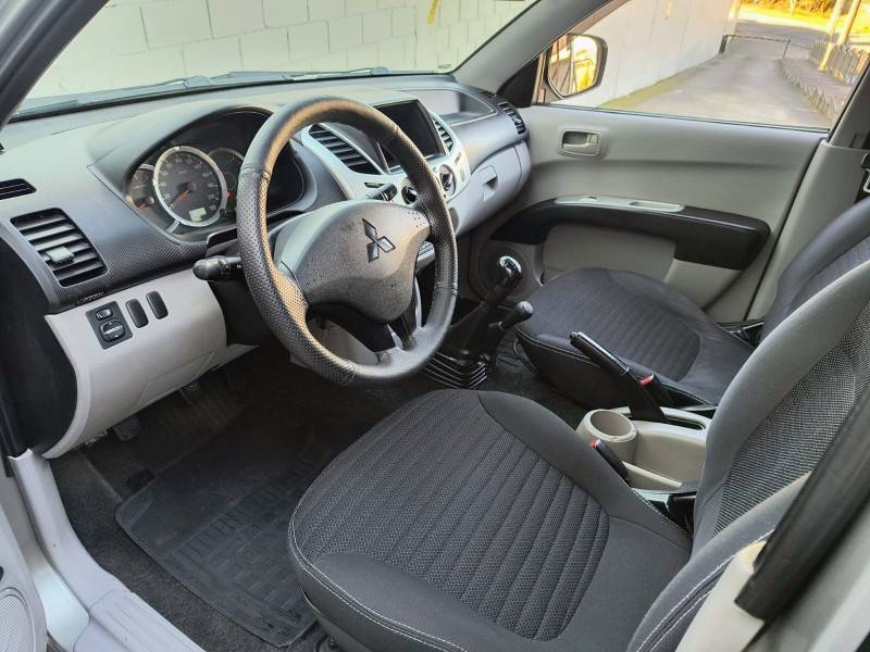 MITSUBISHI - L200 TRITON - 2012/2013 - Prata - R$ 95.900,00