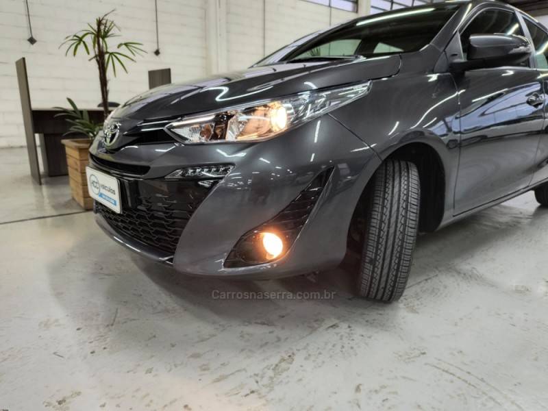 TOYOTA - YARIS - 2021/2022 - Cinza - R$ 97.900,00