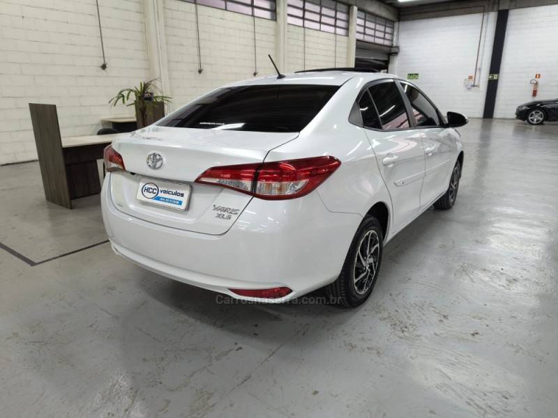 TOYOTA - YARIS - 2022/2023 - Branca - R$ 105.900,00