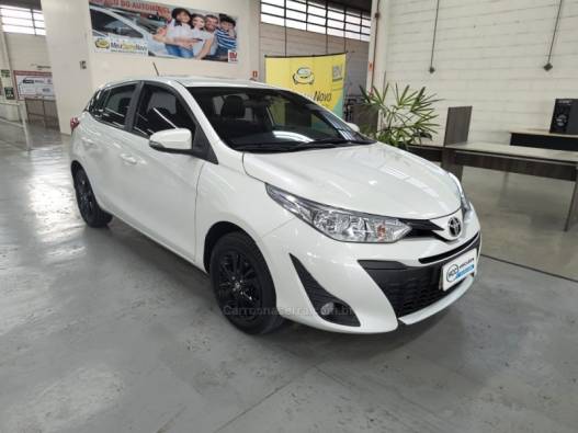 TOYOTA - YARIS - 2019/2020 - Branca - R$ 82.900,00