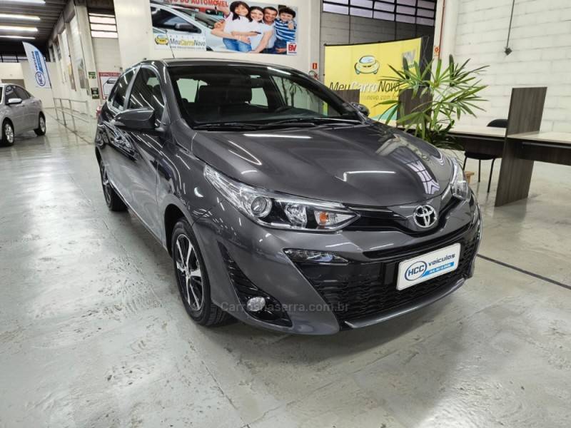 TOYOTA - YARIS - 2021/2022 - Cinza - R$ 97.900,00