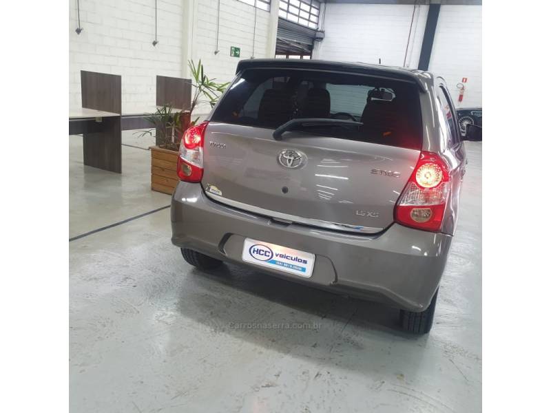 TOYOTA - ETIOS - 2017/2018 - Cinza - R$ 57.900,00