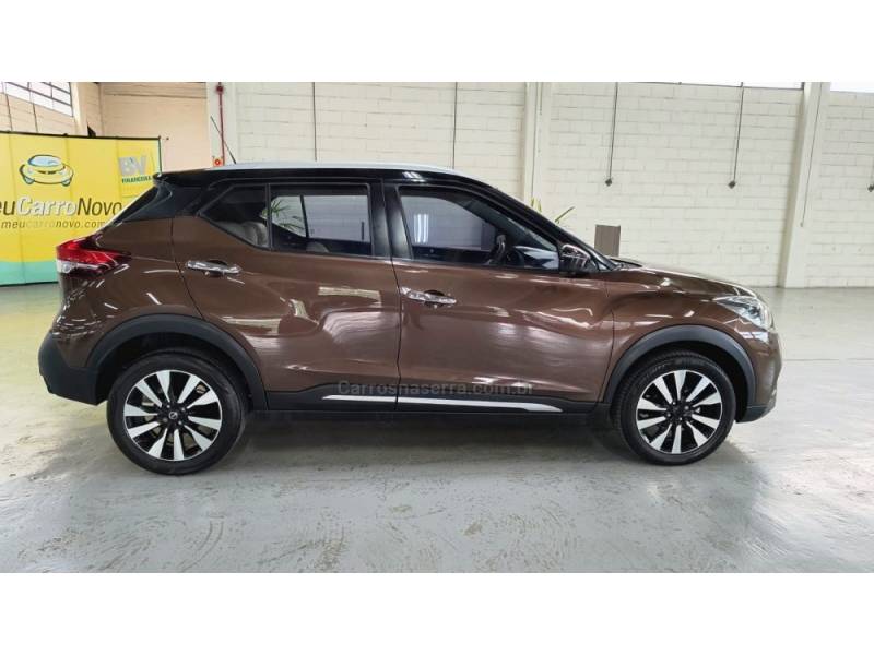 NISSAN - KICKS - 2017/2018 - Marrom - R$ 86.900,00