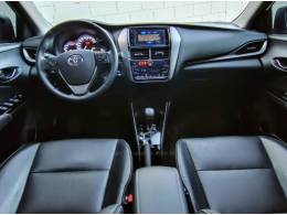 TOYOTA - YARIS - 2022/2023 - Branca - R$ 105.900,00