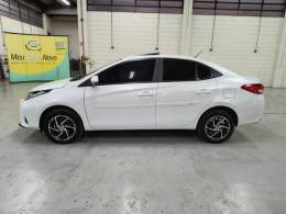 TOYOTA - YARIS - 2022/2023 - Branca - R$ 105.900,00