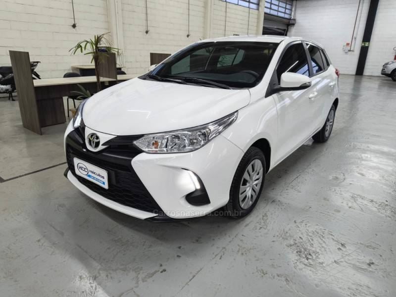 TOYOTA - YARIS - 2023/2023 - Branca - R$ 89.900,00