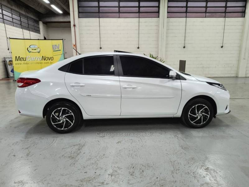 TOYOTA - YARIS - 2022/2023 - Branca - R$ 105.900,00