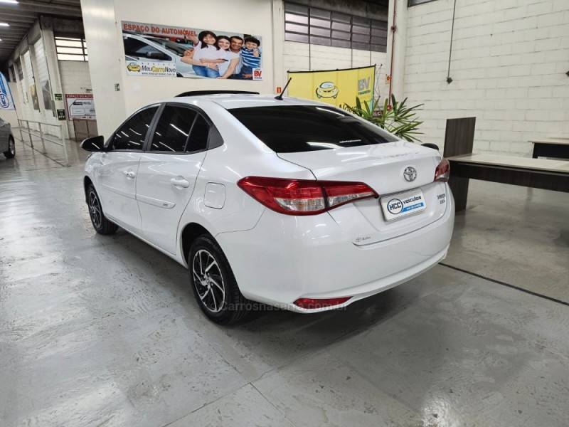 TOYOTA - YARIS - 2022/2023 - Branca - R$ 105.900,00