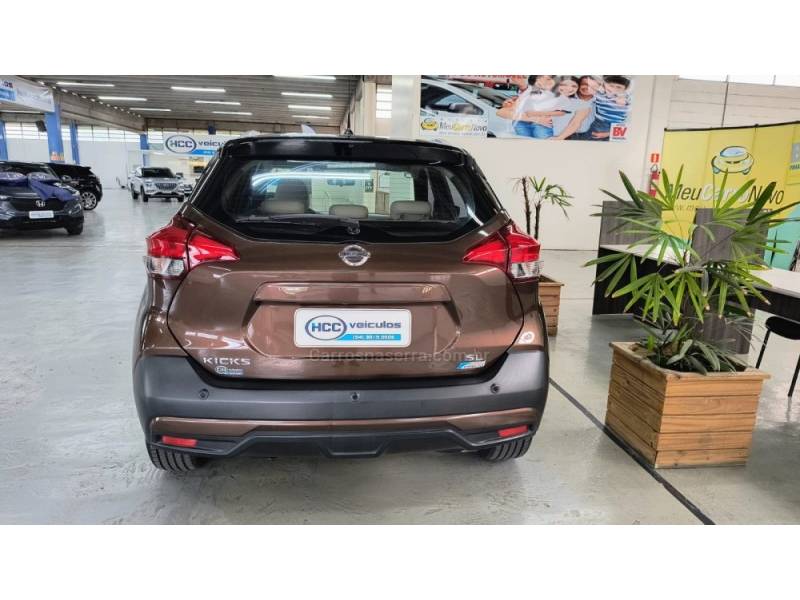 NISSAN - KICKS - 2017/2018 - Marrom - R$ 86.900,00